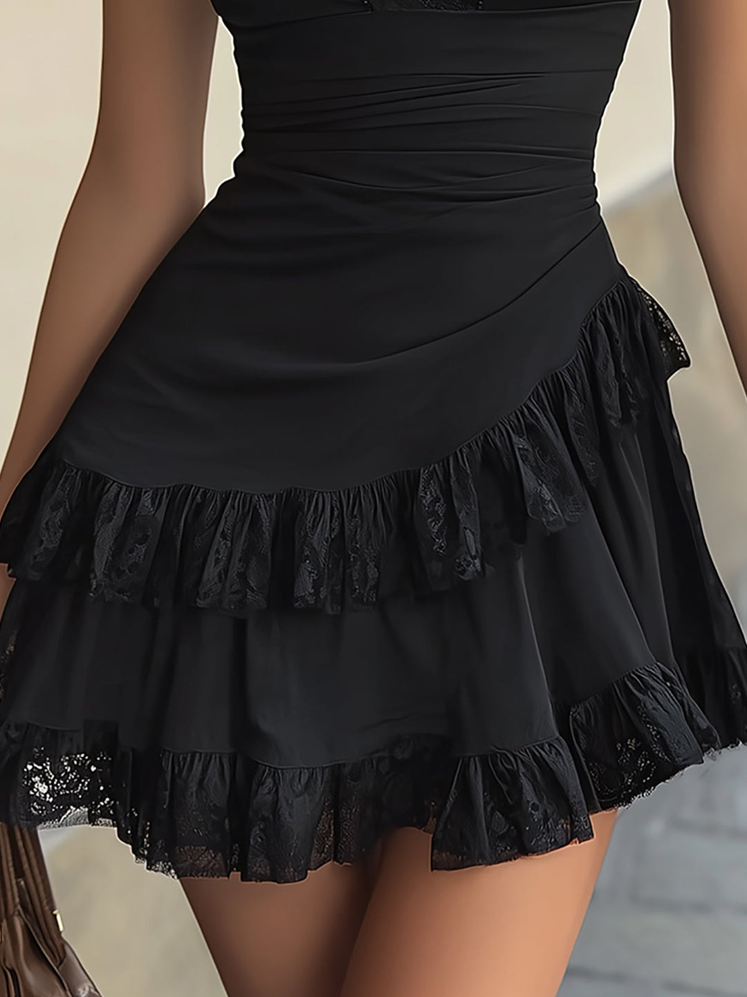 Marcella | Vestito mini nero in pizzo con scollo a V e orlo a volant