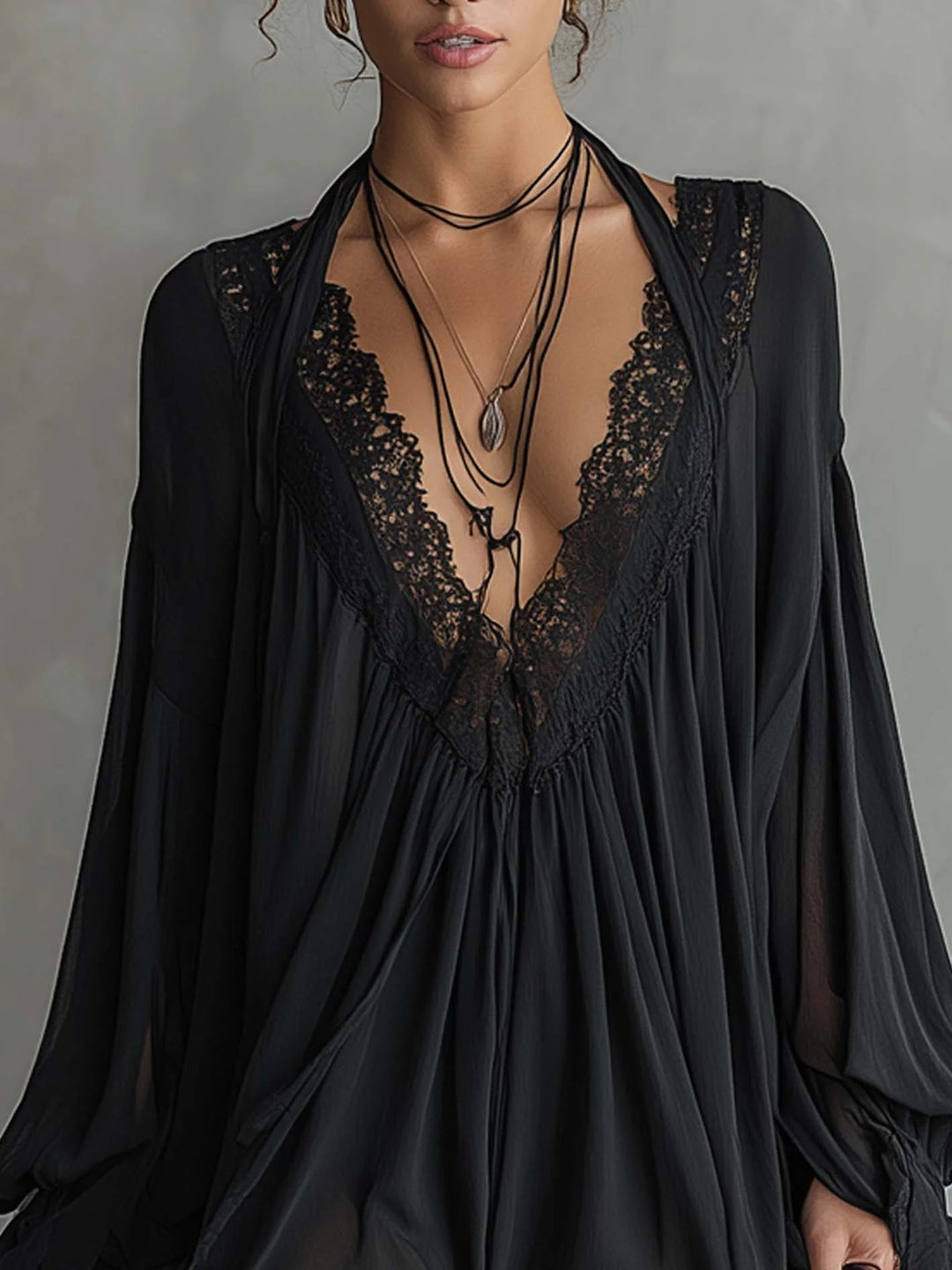 Cassandre | Mini Abito in Mousseline Nera, Collo in Pizzo