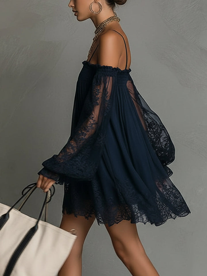 Noemi • Vestito mini in chiffon blu navy con scollo a spalle scoperte, bordo in pizzo e maniche trasparenti