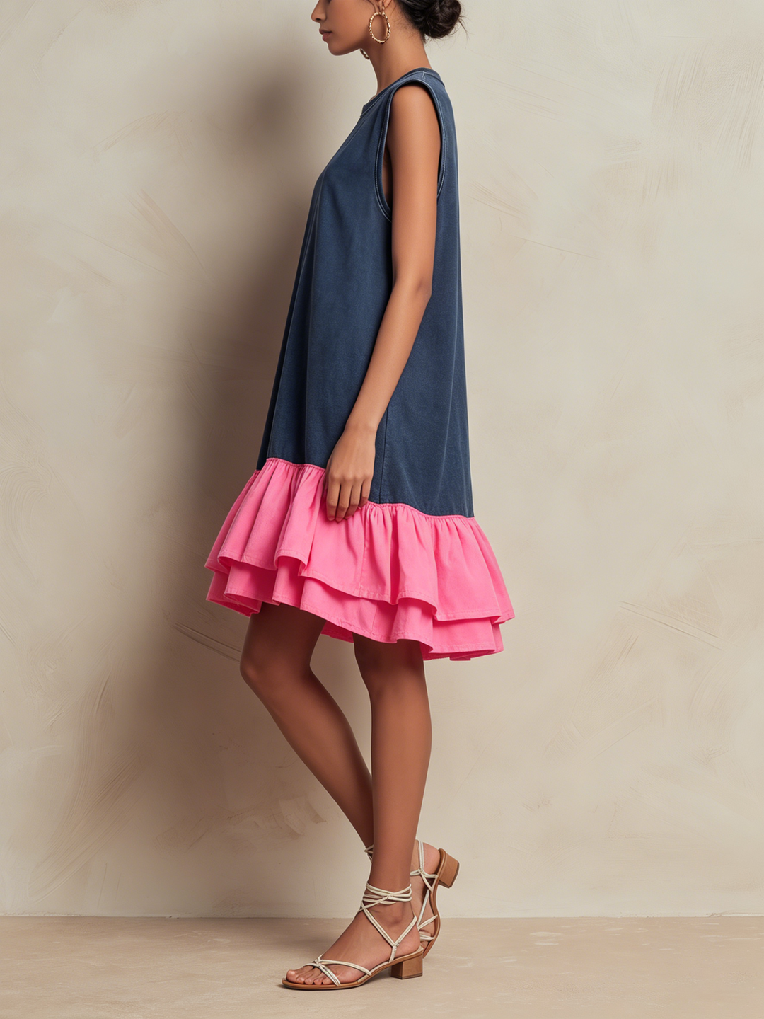 Vanessa | Abito mini a linea dritta in terry francese lavato, senza maniche, con balze a più livelli sull’orlo e contrasto di colore rosa shocking, casual e comodo