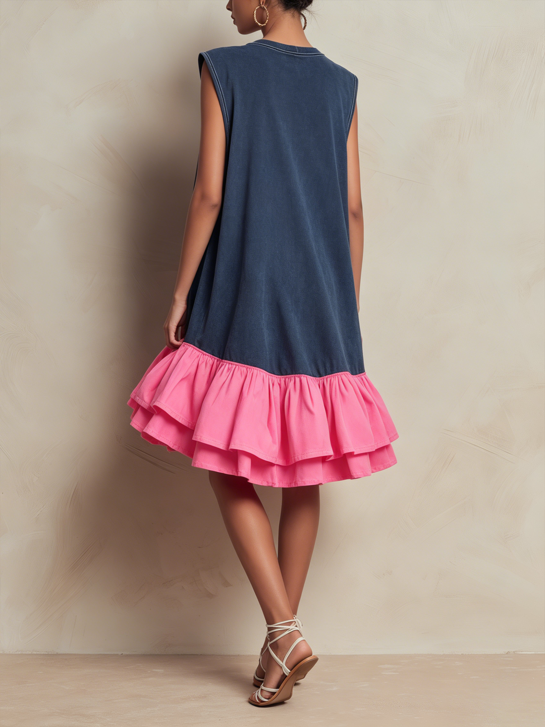 Vanessa | Abito mini a linea dritta in terry francese lavato, senza maniche, con balze a più livelli sull’orlo e contrasto di colore rosa shocking, casual e comodo