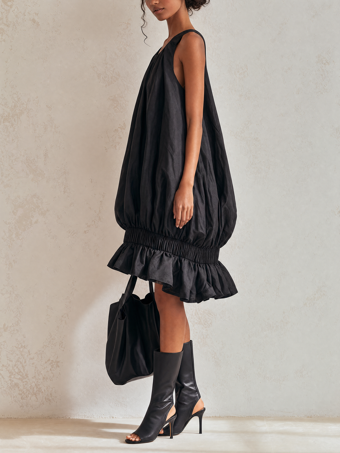 Giovanna | Vestito midi nero a palloncino senza maniche con vita elasticizzata e orlo a volant