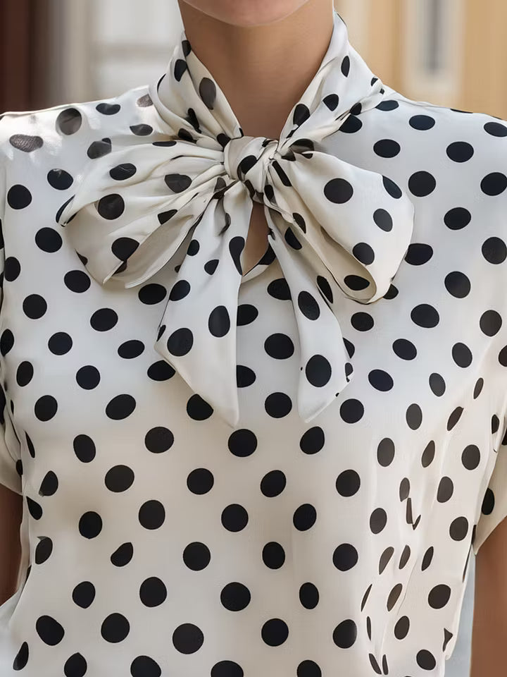 Blusa corta a maniche corte con fiocco in satin a pois