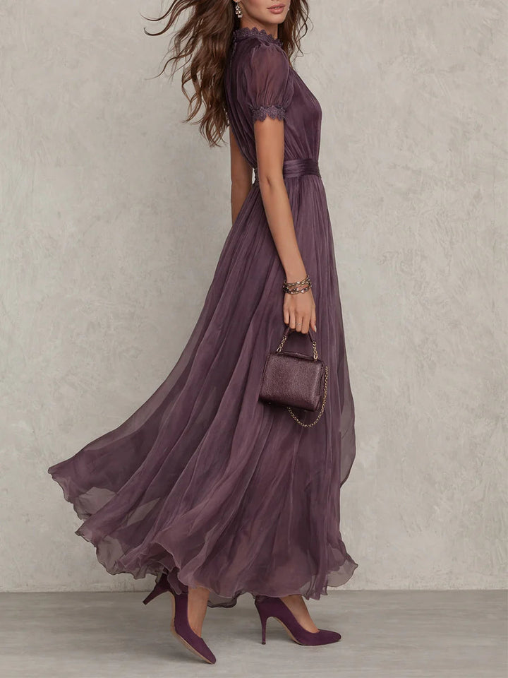 Abito Maxi in Chiffon con Collo a Chiave Viola e Bordo in Pizzo