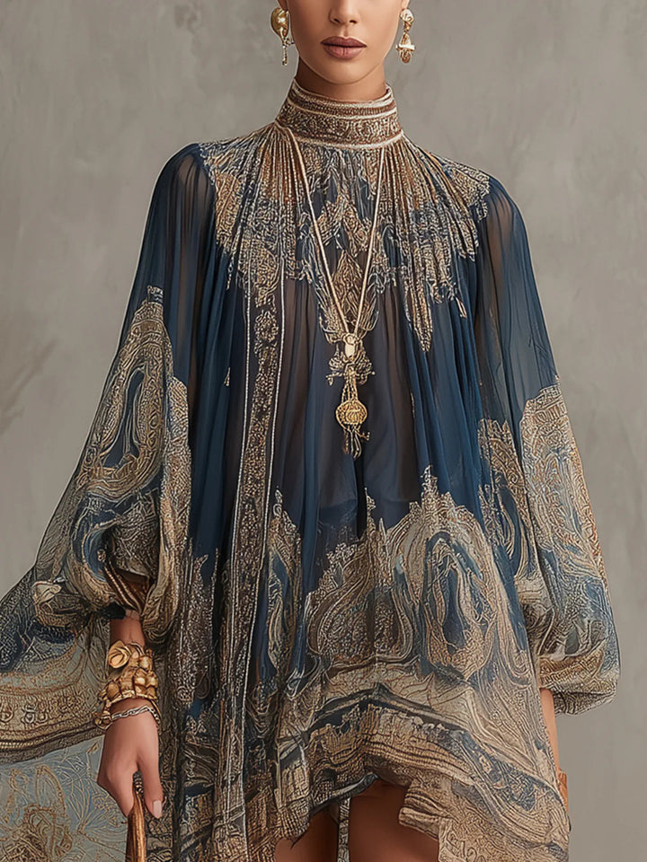 Sherazade | Vestito mini in chiffon blu navy con stampa barocca, colletto alto e orlo irregolare