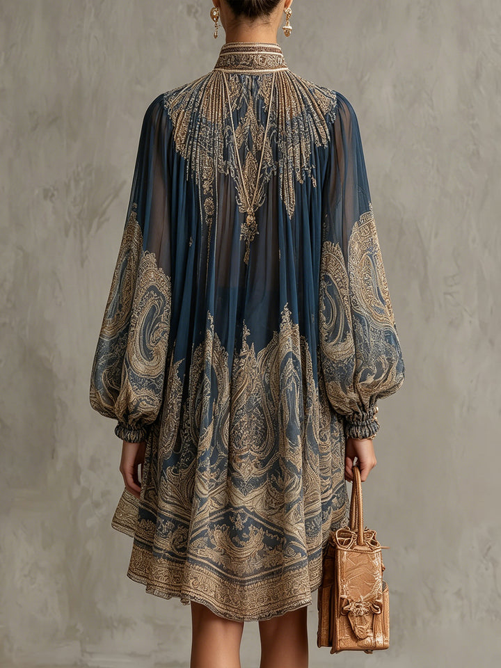 Sherazade | Vestito mini in chiffon blu navy con stampa barocca, colletto alto e orlo irregolare