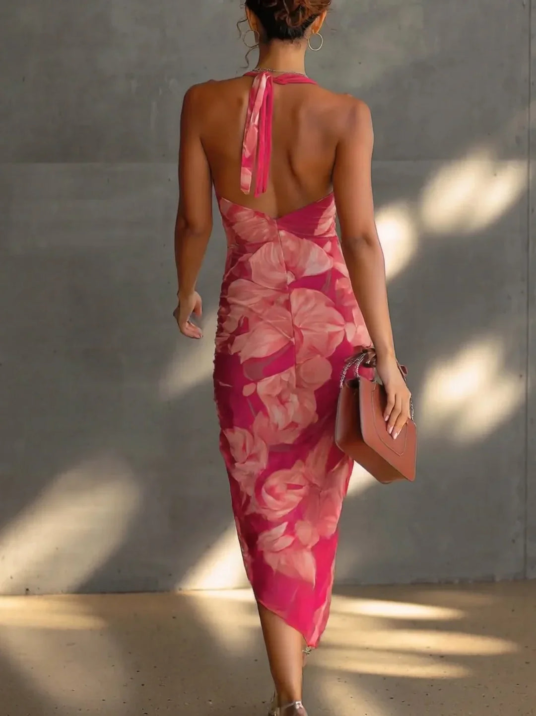 Vestito Midi con Halter Arricciato a Fiori e Spacco Laterale