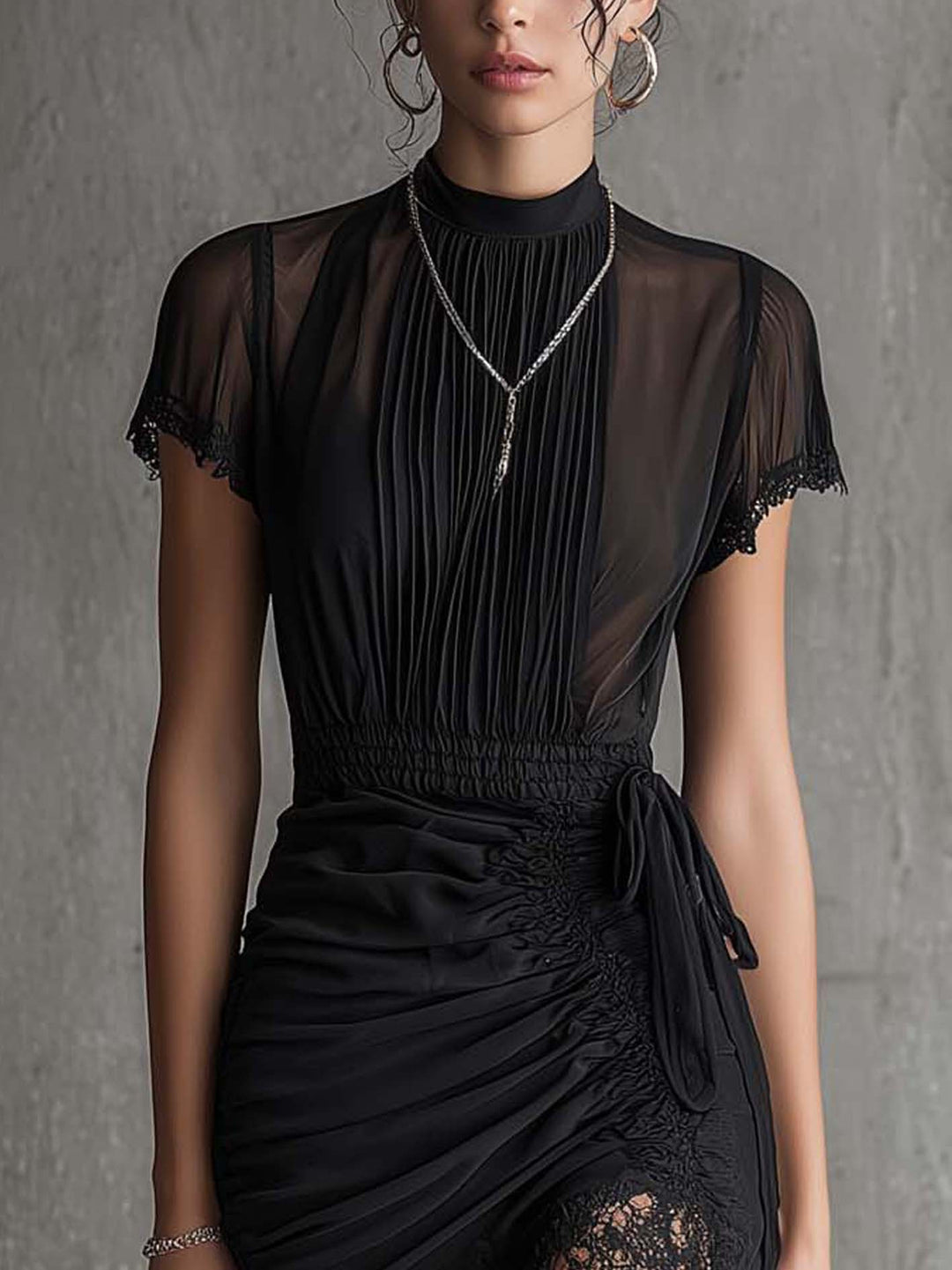 Lucrezia | Vestito mini nero in chiffon plissettato in vita, con bordo in pizzo