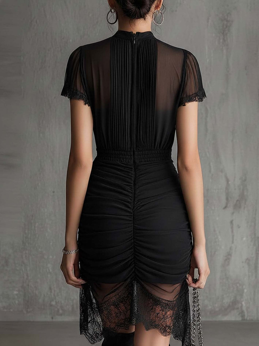 Lucrezia | Vestito mini nero in chiffon plissettato in vita, con bordo in pizzo