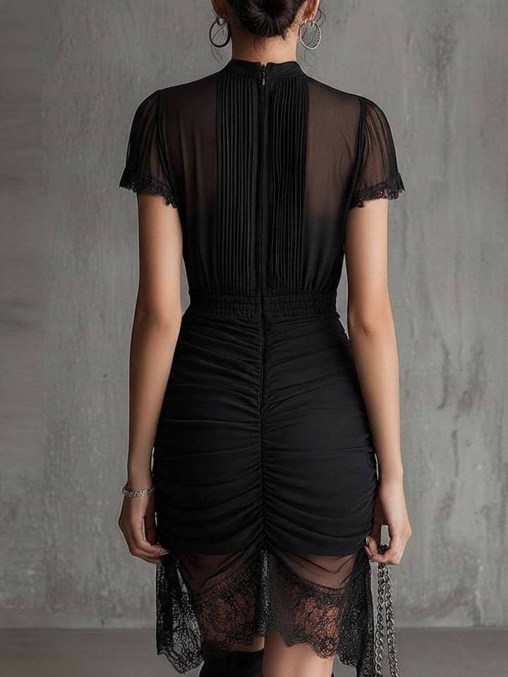 Lucrezia | Vestito mini nero in chiffon plissettato in vita, con bordo in pizzo