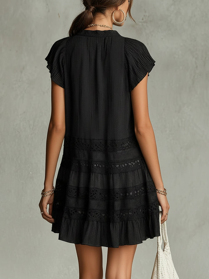 Emanuela | Abito corto in chiffon a righe nere, con bordo in pizzo e volant