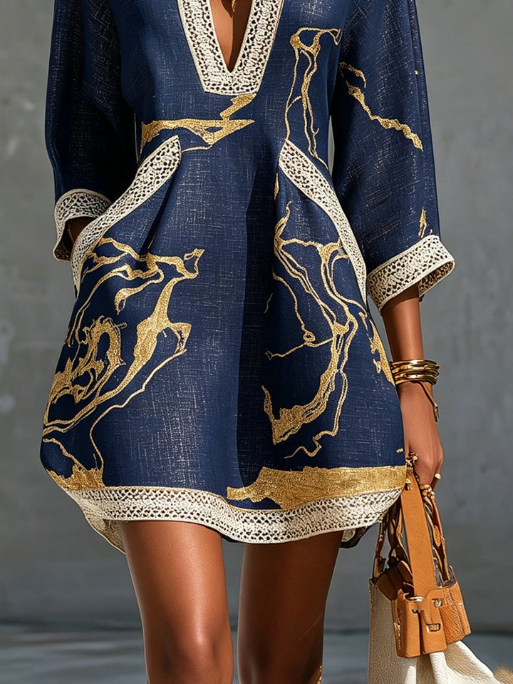 Cosette | Abito Mini in Pizzo All'uncinetto Blu Marino con Motivi Dorati e Scollo a V