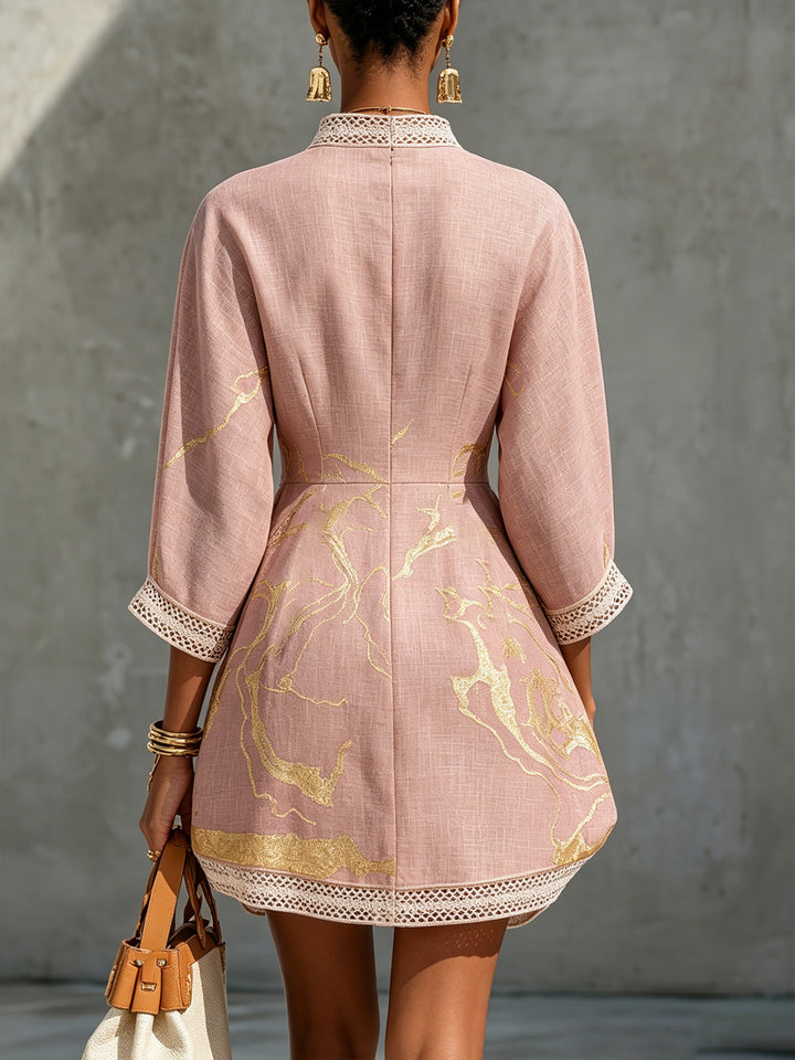 Ninon | Abito Mini in Pizzo all'Uncinetto Rosa con Motivi Dorati e Scollo a V