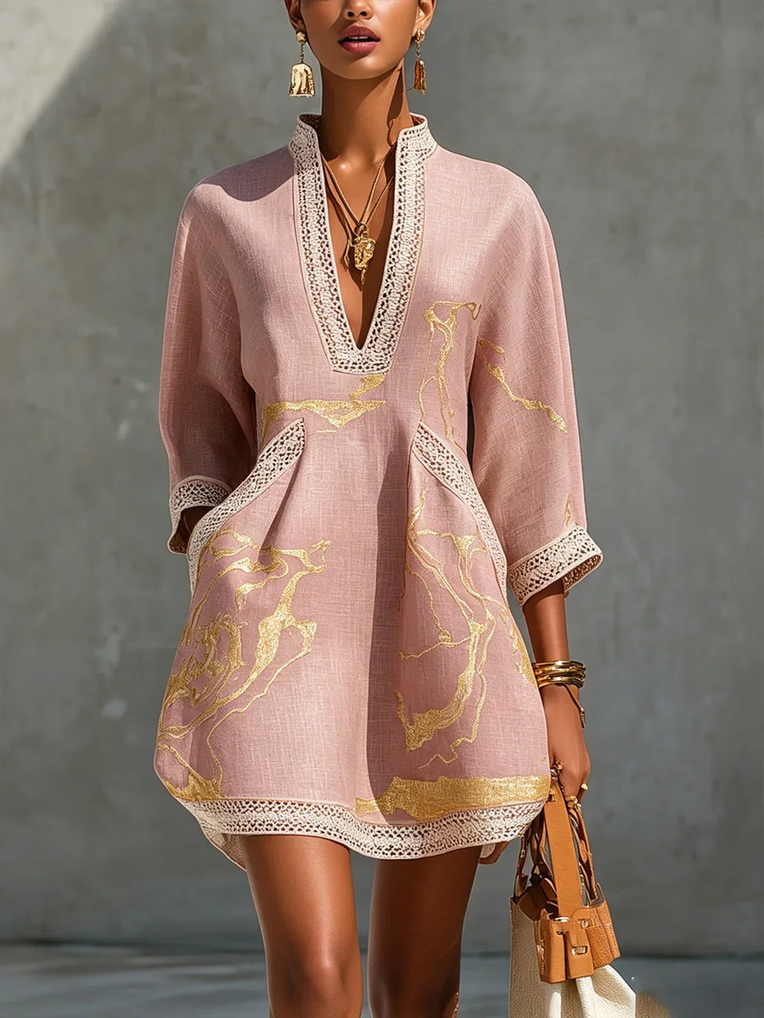 Renata | Vestito corto in pizzo con stampa dorata e scollo a V profondo