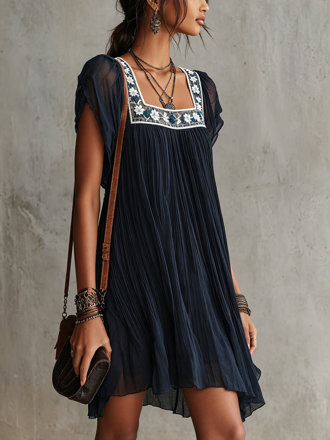 Tamara | Abito corto in chiffon plissé blu navy con ricami floreali