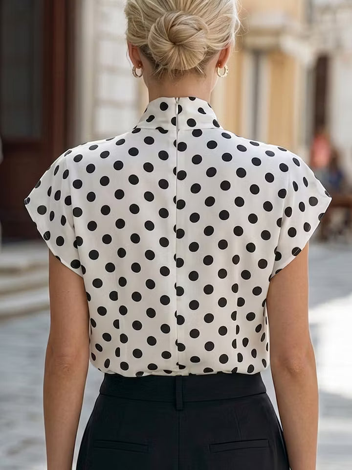 Blusa corta a maniche corte con fiocco in satin a pois