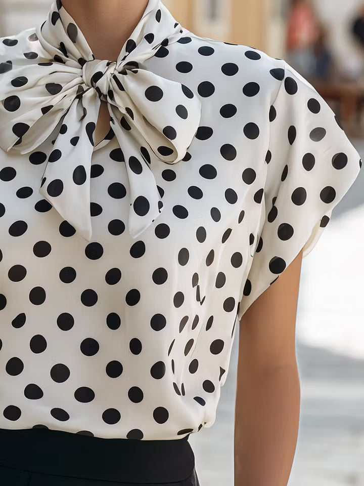 Blusa corta a maniche corte con fiocco in satin a pois